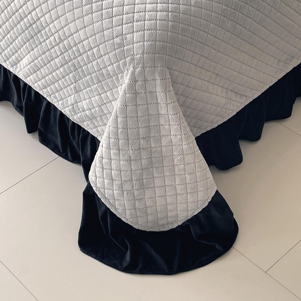 91家纺网 家纺一手货源 找家纺 慕希家纺 2025新款高克重牛奶绒花边床盖款四件套-格律时尚 格律时尚-灰