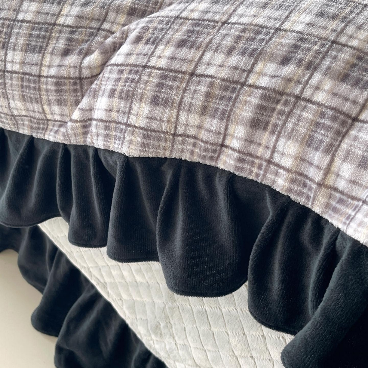 91家纺网 家纺一手货源 找家纺 慕希家纺 2025新款高克重牛奶绒花边床盖款四件套-格律时尚 格律时尚-灰