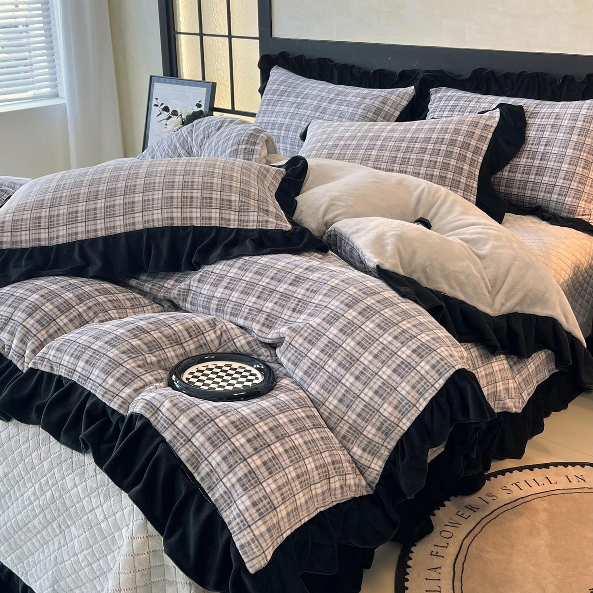 91家纺网 家纺一手货源 找家纺 慕希家纺 2025新款高克重牛奶绒花边床盖款四件套-格律时尚 格律时尚-灰