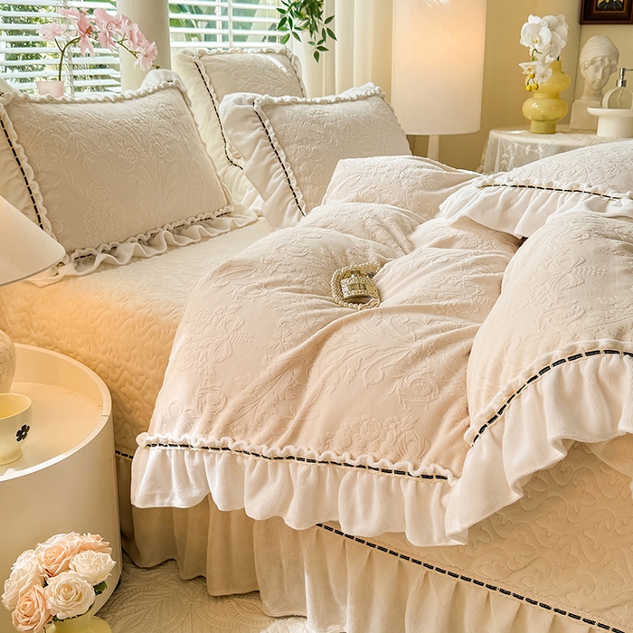 91家纺网 家纺一手货源 找家纺 （总）花香四季家纺 2025新款A类雕花绒夹棉床盖款四件套-浪漫花语