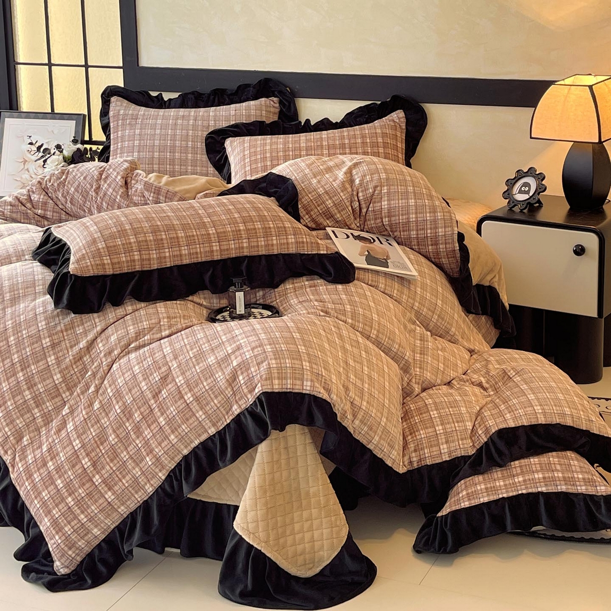 91家纺网 家纺一手货源 找家纺 慕希家纺 2025新款高克重牛奶绒花边床盖款四件套-格律时尚 格律时尚-咖