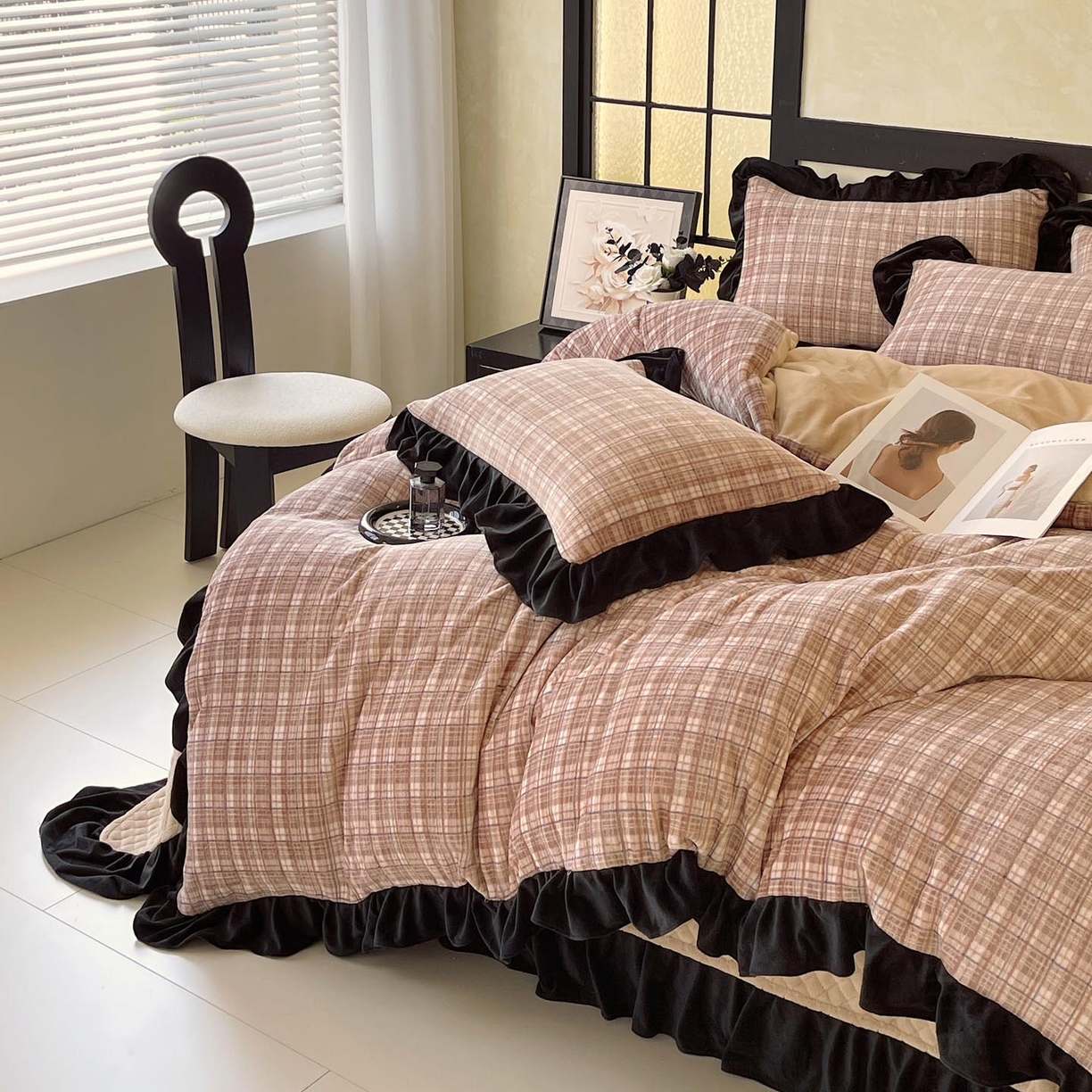 91家纺网 家纺一手货源 找家纺 慕希家纺 2025新款高克重牛奶绒花边床盖款四件套-格律时尚 格律时尚-咖