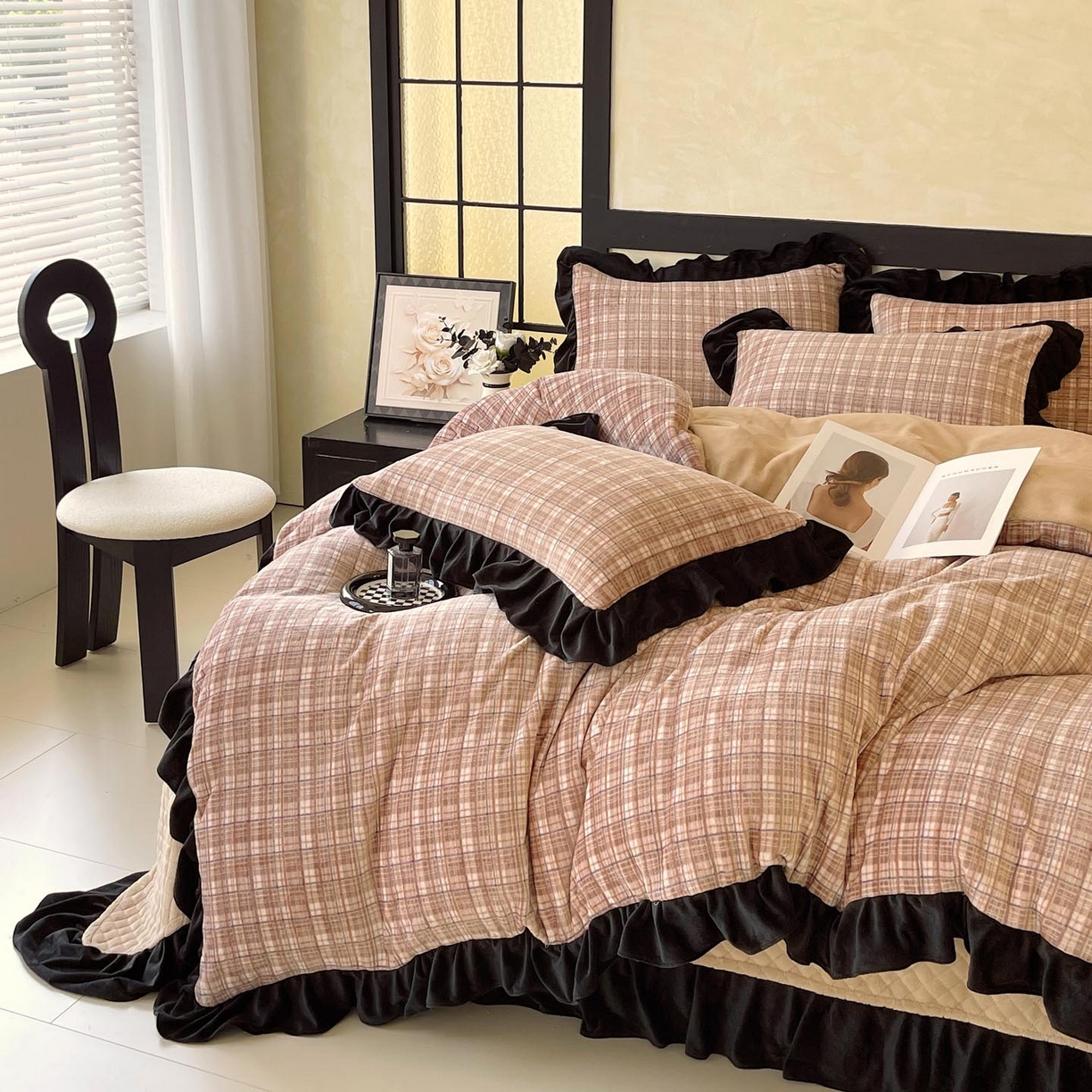 91家纺网 家纺一手货源 找家纺 慕希家纺 2025新款高克重牛奶绒花边床盖款四件套-格律时尚 格律时尚-咖