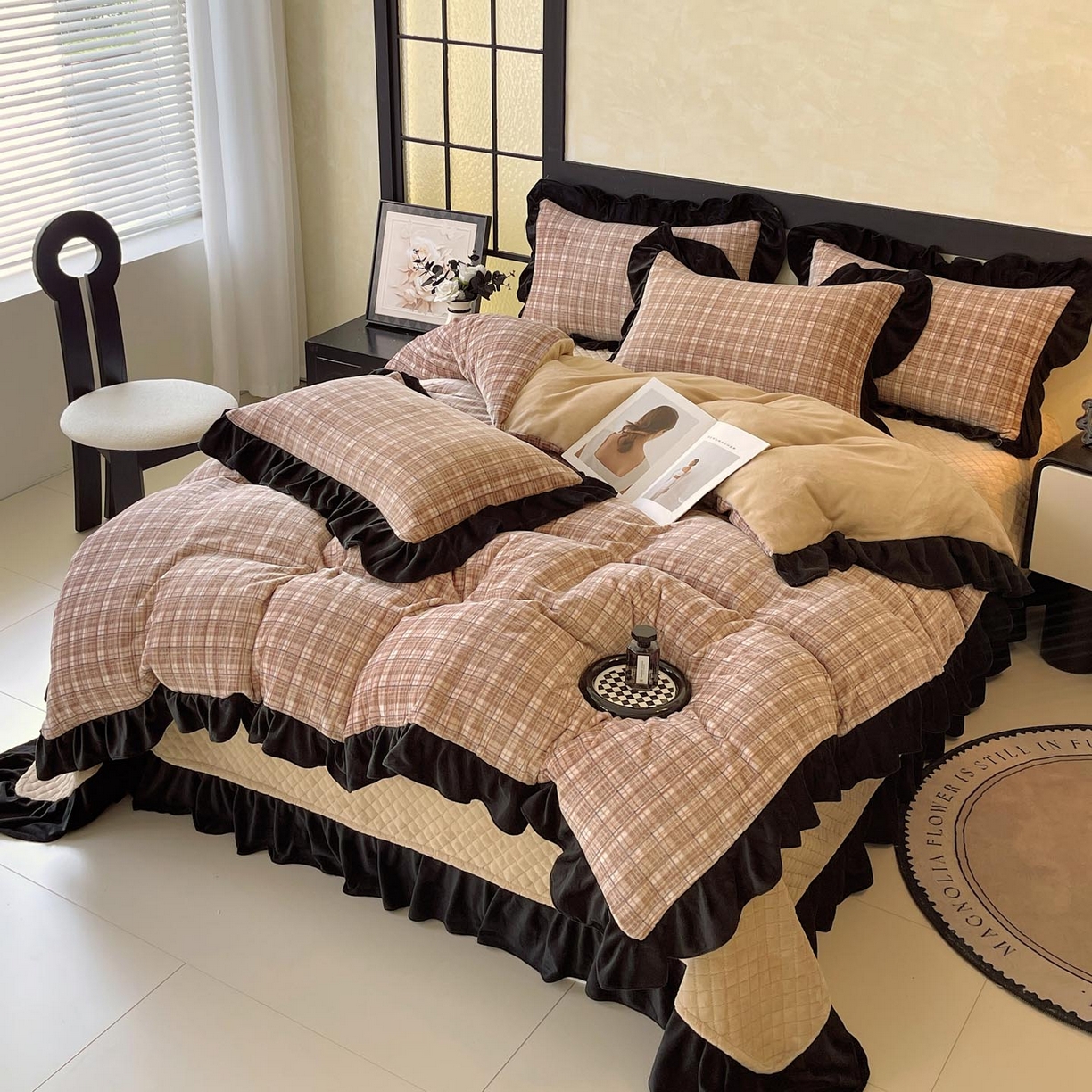 91家纺网 家纺一手货源 找家纺 慕希家纺 2025新款高克重牛奶绒花边床盖款四件套-格律时尚 格律时尚-咖