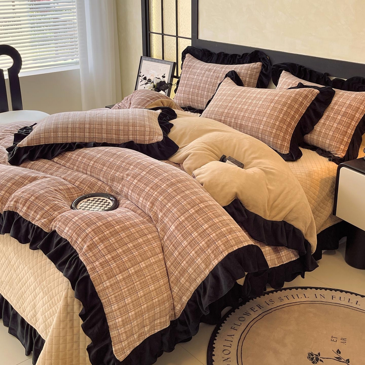 91家纺网 家纺一手货源 找家纺 慕希家纺 2025新款高克重牛奶绒花边床盖款四件套-格律时尚 格律时尚-咖