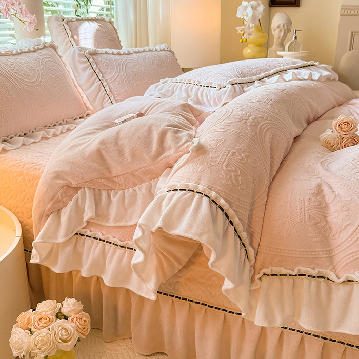 91家纺网 家纺一手货源 找家纺 （总）花香四季家纺 2025新款A类雕花绒夹棉床盖款四件套-浪漫花语