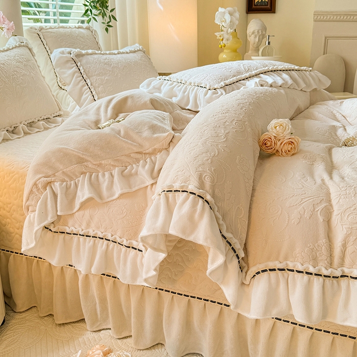 91家纺网 家纺一手货源 找家纺 花香四季家纺 2025新款A类雕花绒夹棉床盖款四件套-浪漫花语 浪漫花语-奶油白