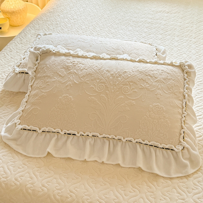 91家纺网 家纺一手货源 找家纺 花香四季家纺 2025新款A类雕花绒夹棉床盖款四件套-浪漫花语 浪漫花语-奶油白