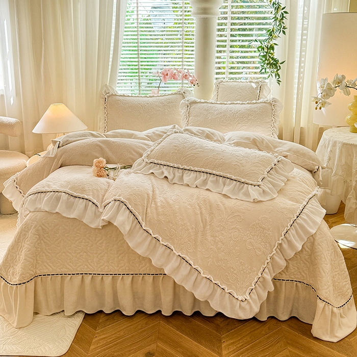 91家纺网 家纺一手货源 找家纺 花香四季家纺 2025新款A类雕花绒夹棉床盖款四件套-浪漫花语 浪漫花语-奶油白