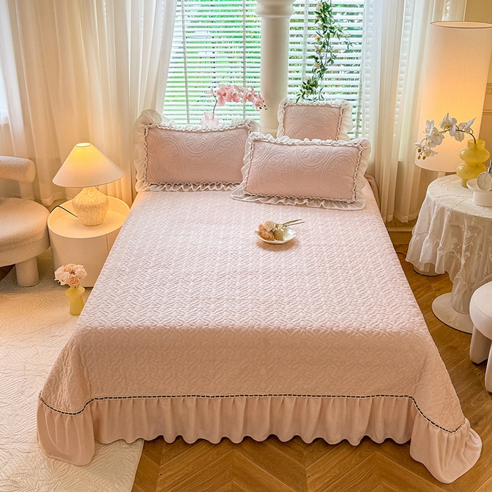 91家纺网 家纺一手货源 找家纺 花香四季家纺 2025新款A类雕花绒夹棉床盖款四件套-浪漫花语 浪漫花语-樱花粉