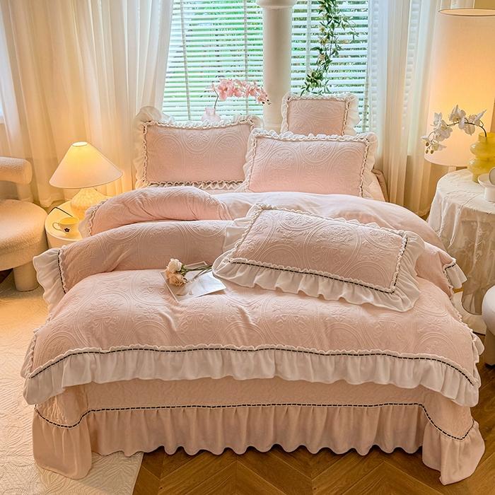 91家纺网 家纺一手货源 找家纺 花香四季家纺 2025新款A类雕花绒夹棉床盖款四件套-浪漫花语 浪漫花语-樱花粉