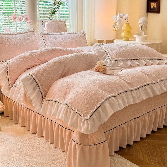 91家纺网 家纺一手货源 找家纺 花香四季家纺 2025新款A类雕花绒夹棉床盖款四件套-浪漫花语 浪漫花语-樱花粉