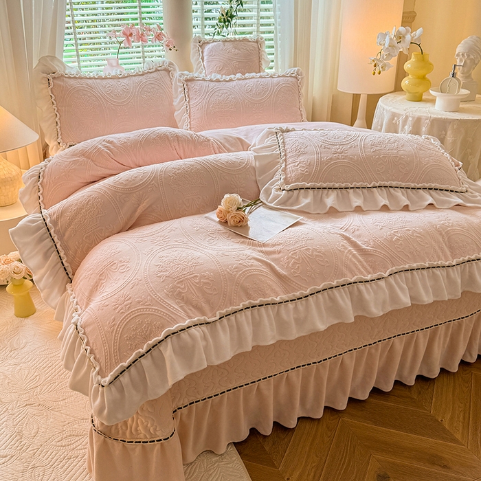 91家纺网 家纺一手货源 找家纺 花香四季家纺 2025新款A类雕花绒夹棉床盖款四件套-浪漫花语 浪漫花语-樱花粉