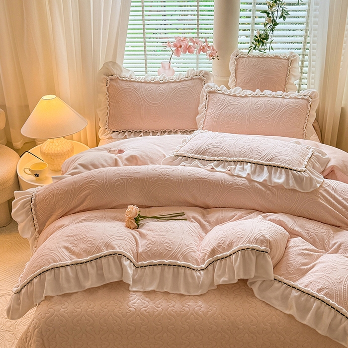 91家纺网 家纺一手货源 找家纺 花香四季家纺 2025新款A类雕花绒夹棉床盖款四件套-浪漫花语 浪漫花语-樱花粉