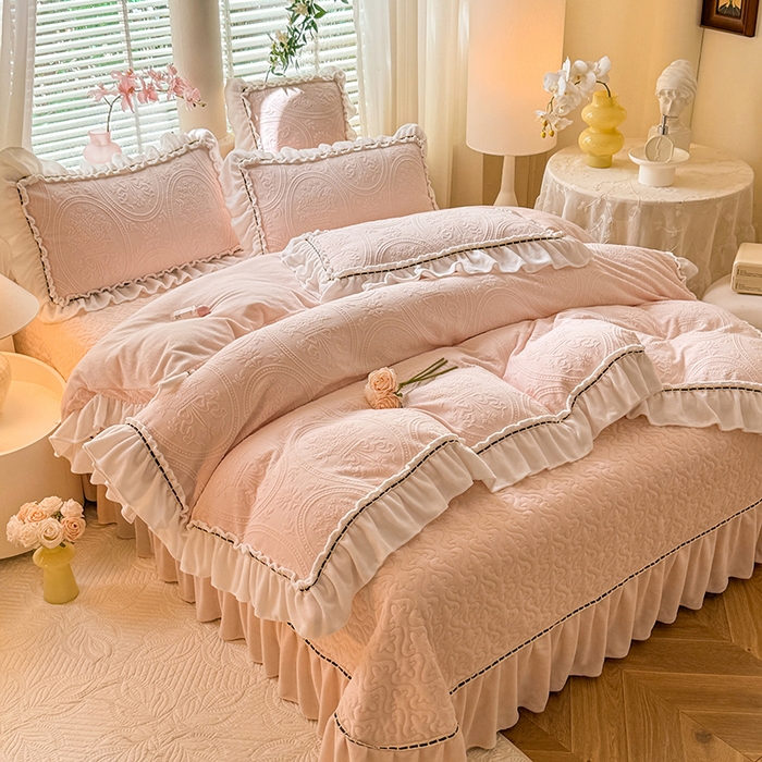 91家纺网 家纺一手货源 找家纺 花香四季家纺 2025新款A类雕花绒夹棉床盖款四件套-浪漫花语 浪漫花语-樱花粉