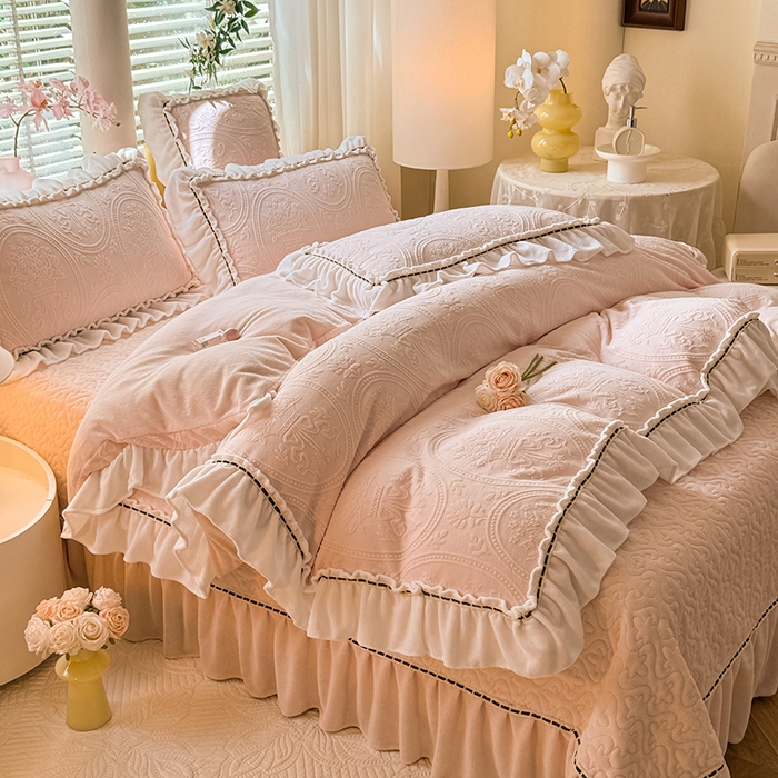 91家纺网 家纺一手货源 找家纺 花香四季家纺 2025新款A类雕花绒夹棉床盖款四件套-浪漫花语 浪漫花语-樱花粉