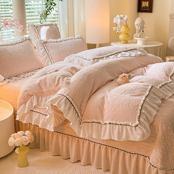 91家纺网 家纺一手货源 找家纺 花香四季家纺 2025新款A类雕花绒夹棉床盖款四件套-浪漫花语 浪漫花语-樱花粉
