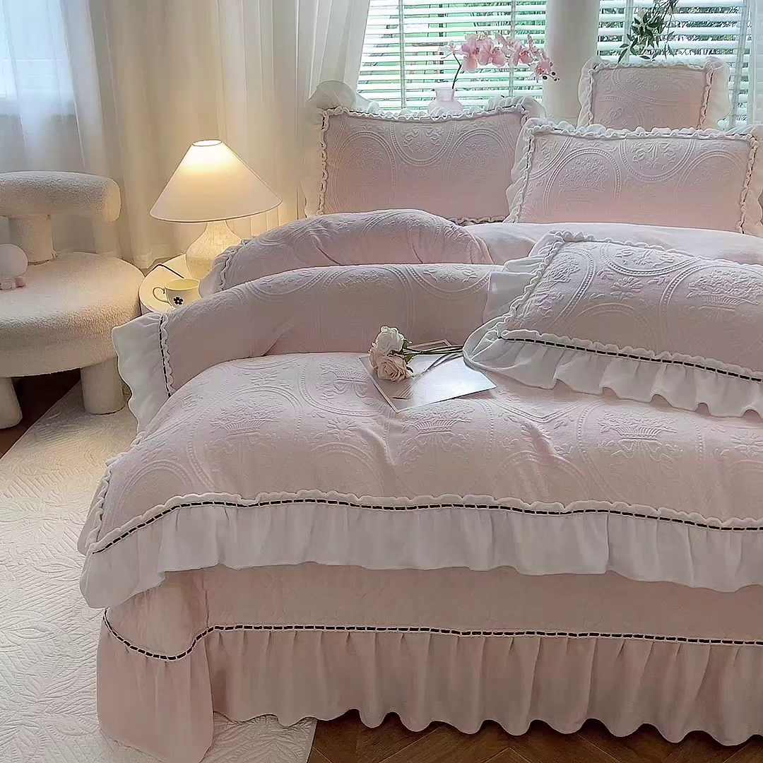 91家纺网 家纺一手货源 找家纺 花香四季家纺 2025新款A类雕花绒夹棉床盖款四件套-浪漫花语 浪漫花语-樱花粉
