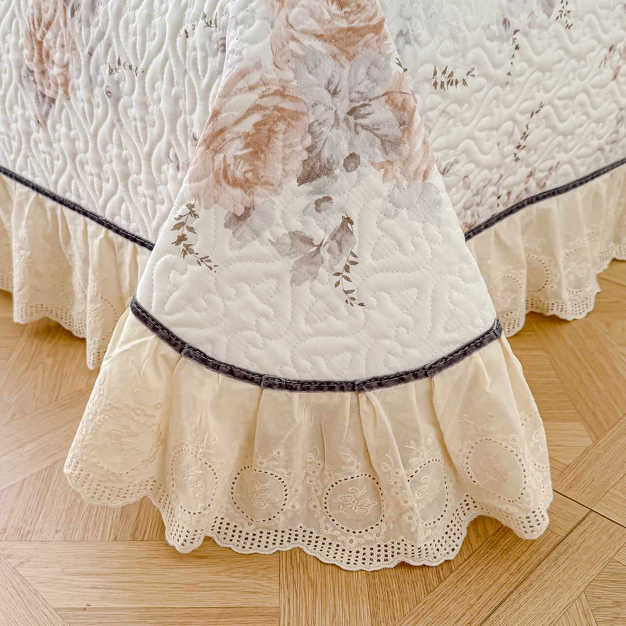 91家纺网 家纺一手货源 找家纺 冬然家纺 2025新款纯棉数码印花工艺款床盖四件套 淡雅清香