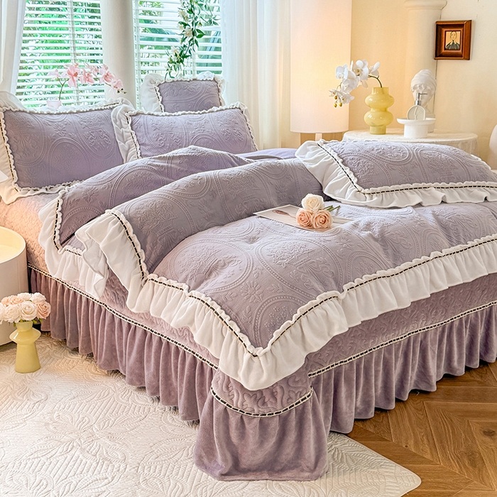 91家纺网 家纺一手货源 找家纺 花香四季家纺 2025新款A类雕花绒夹棉床盖款四件套-浪漫花语 浪漫花语-优雅紫