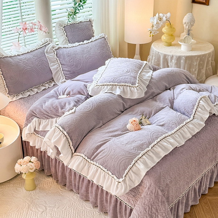 91家纺网 家纺一手货源 找家纺 花香四季家纺 2025新款A类雕花绒夹棉床盖款四件套-浪漫花语 浪漫花语-优雅紫