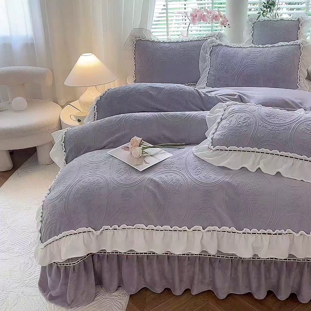 91家纺网 家纺一手货源 找家纺 花香四季家纺 2025新款A类雕花绒夹棉床盖款四件套-浪漫花语 浪漫花语-优雅紫
