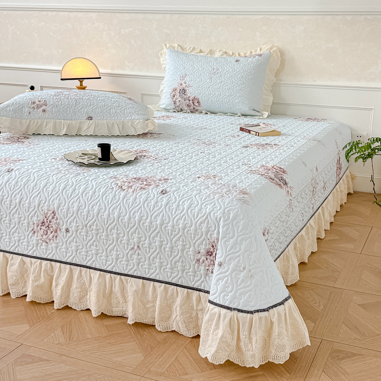 91家纺网 家纺一手货源 找家纺 冬然家纺 2025新款纯棉数码印花工艺款床盖四件套 花影