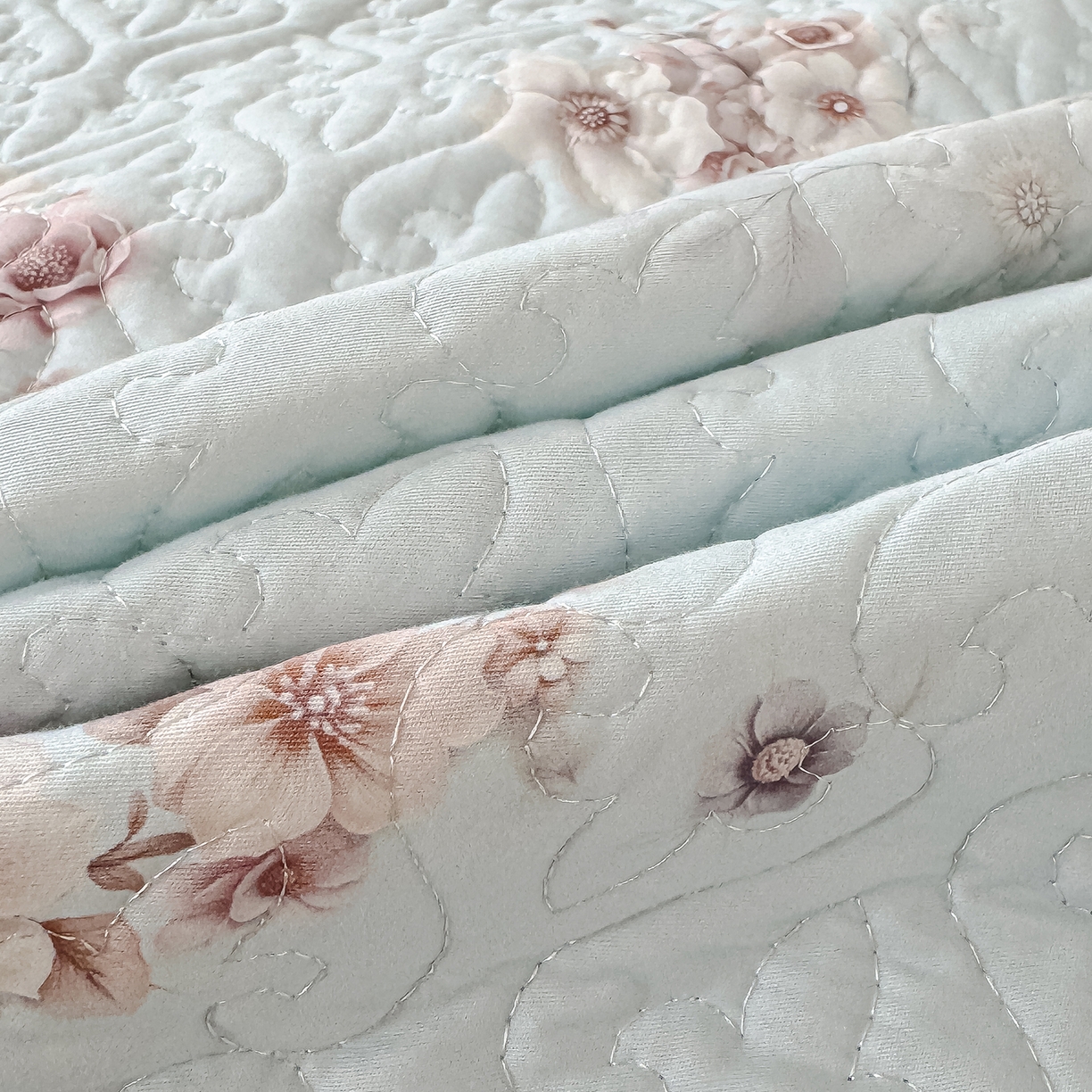 91家纺网 家纺一手货源 找家纺 冬然家纺 2025新款纯棉数码印花工艺款床盖四件套 花影