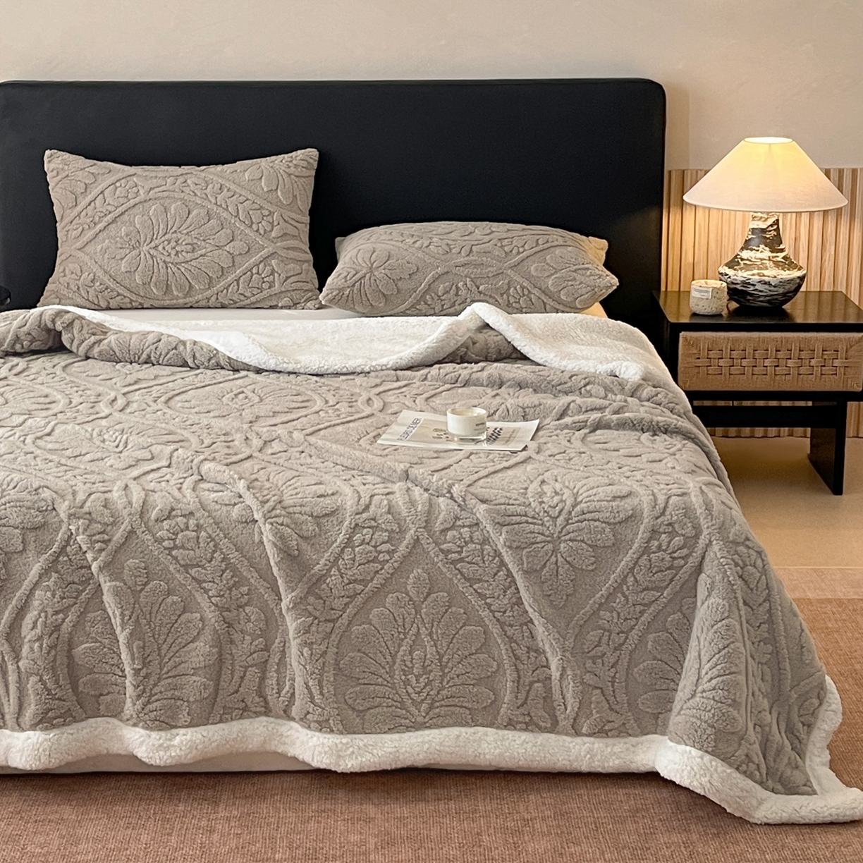 91家纺网 家纺一手货源 找家纺 乐家欣 2025新款提塔芙绒绒羊羔绒毛毯-繁花 繁花-月影灰