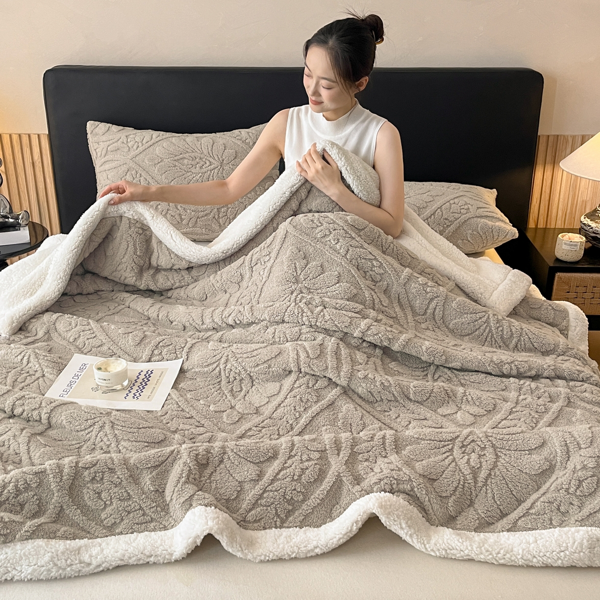 91家纺网 家纺一手货源 找家纺 乐家欣 2025新款提塔芙绒绒羊羔绒毛毯-繁花 繁花-月影灰
