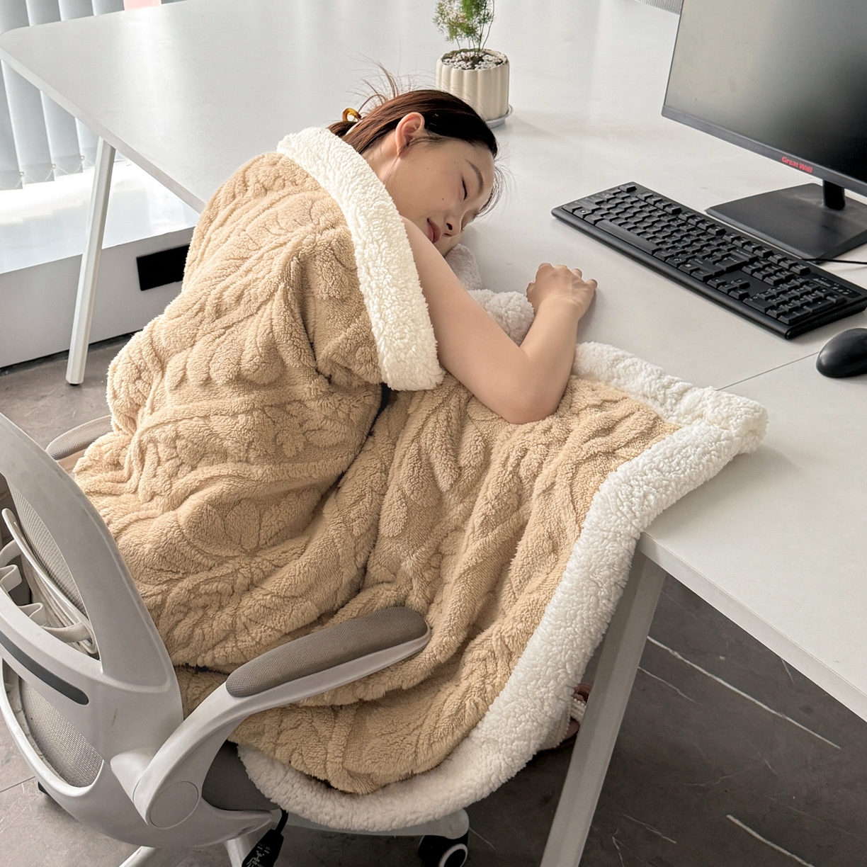 91家纺网 家纺一手货源 找家纺 乐家欣 2025新款提塔芙绒绒羊羔绒毛毯-繁花 繁花-香槟咖