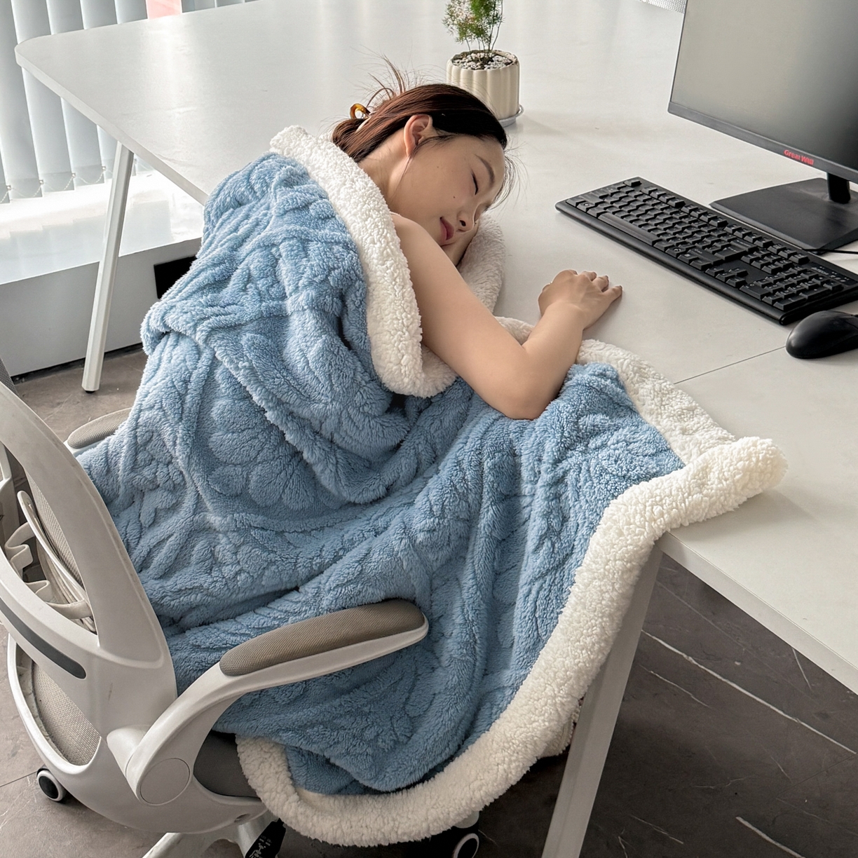 91家纺网 家纺一手货源 找家纺 乐家欣 2025新款提塔芙绒绒羊羔绒毛毯-繁花 繁花-午夜蓝