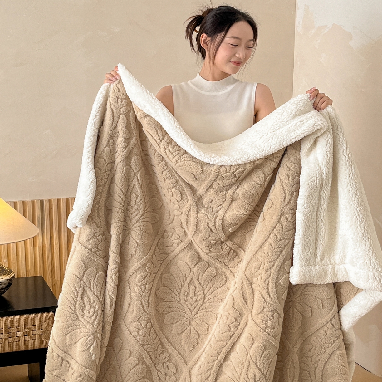 91家纺网 家纺一手货源 找家纺 乐家欣 2025新款提塔芙绒绒羊羔绒毛毯-繁花 繁花-香槟咖