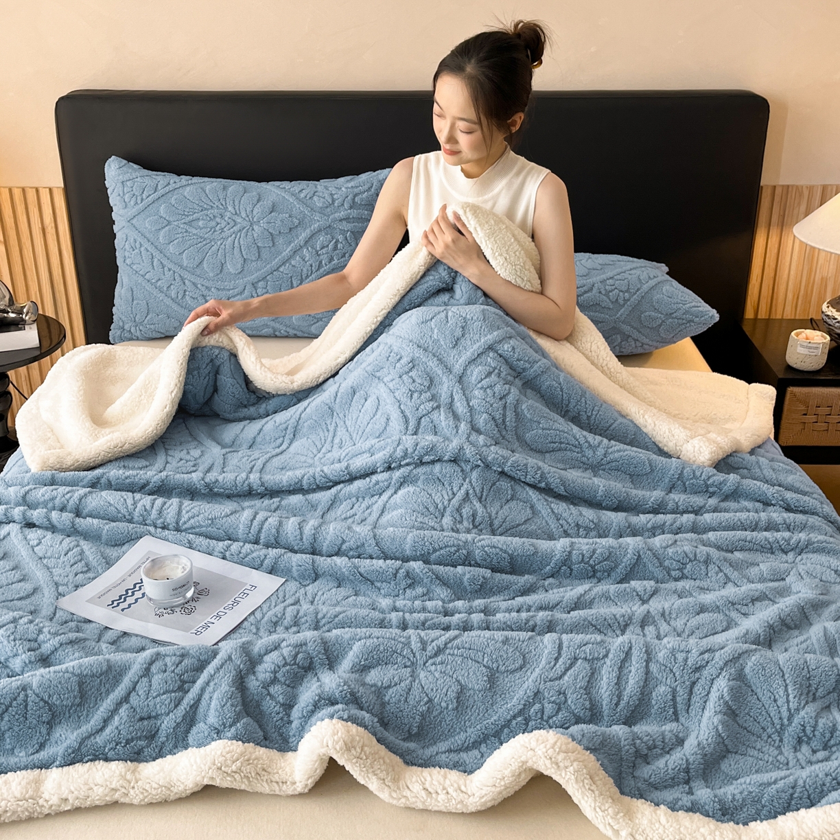 91家纺网 家纺一手货源 找家纺 乐家欣 2025新款提塔芙绒绒羊羔绒毛毯-繁花 繁花-午夜蓝