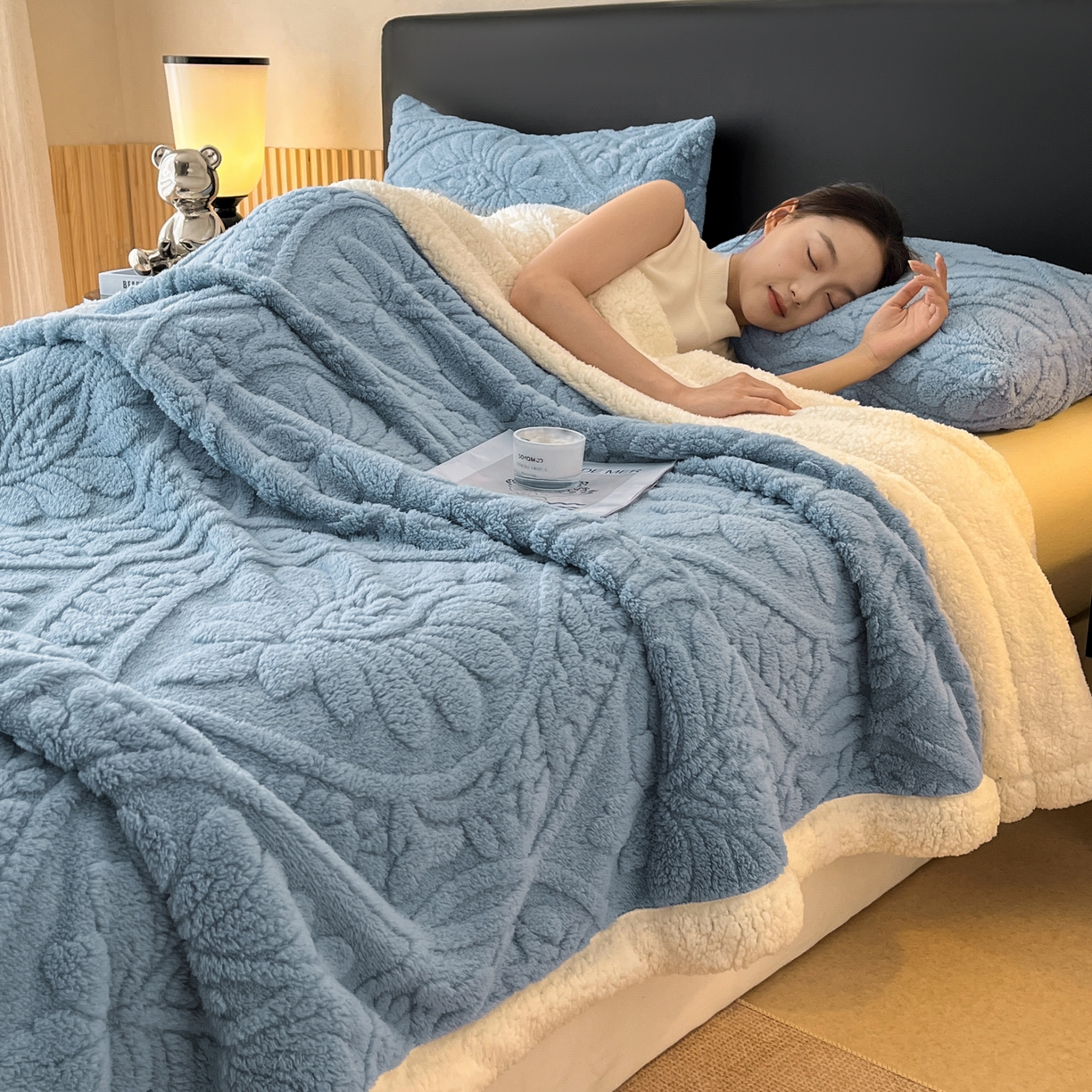 91家纺网 家纺一手货源 找家纺 乐家欣 2025新款提塔芙绒绒羊羔绒毛毯-繁花 繁花-午夜蓝