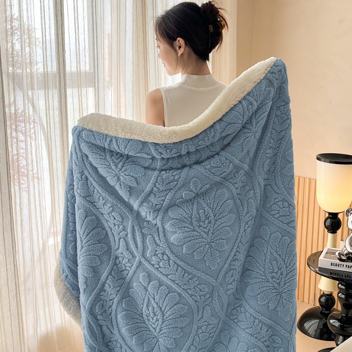 91家纺网 家纺一手货源 找家纺 乐家欣 2025新款提塔芙绒绒羊羔绒毛毯-繁花 繁花-午夜蓝