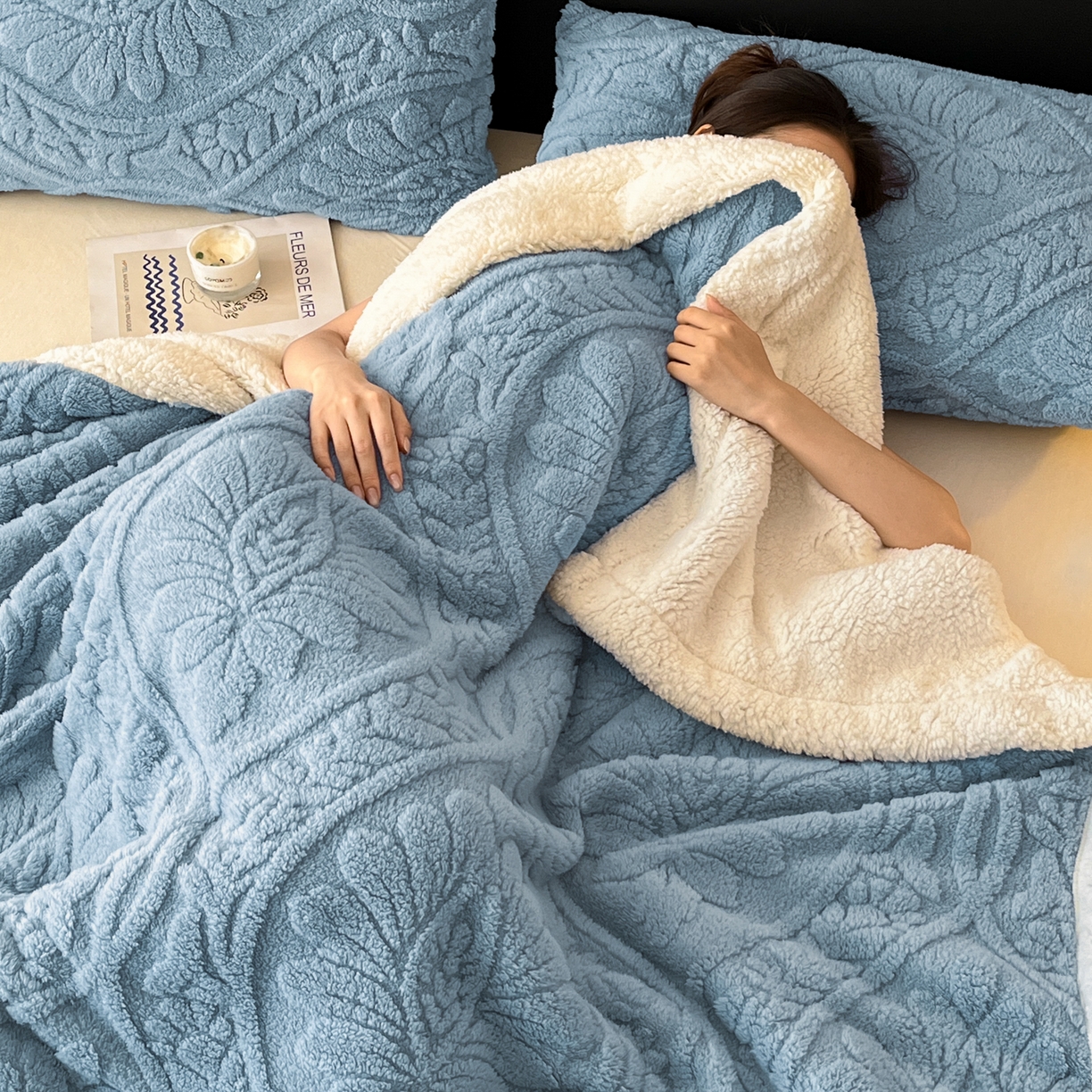 91家纺网 家纺一手货源 找家纺 乐家欣 2025新款提塔芙绒绒羊羔绒毛毯-繁花 繁花-午夜蓝