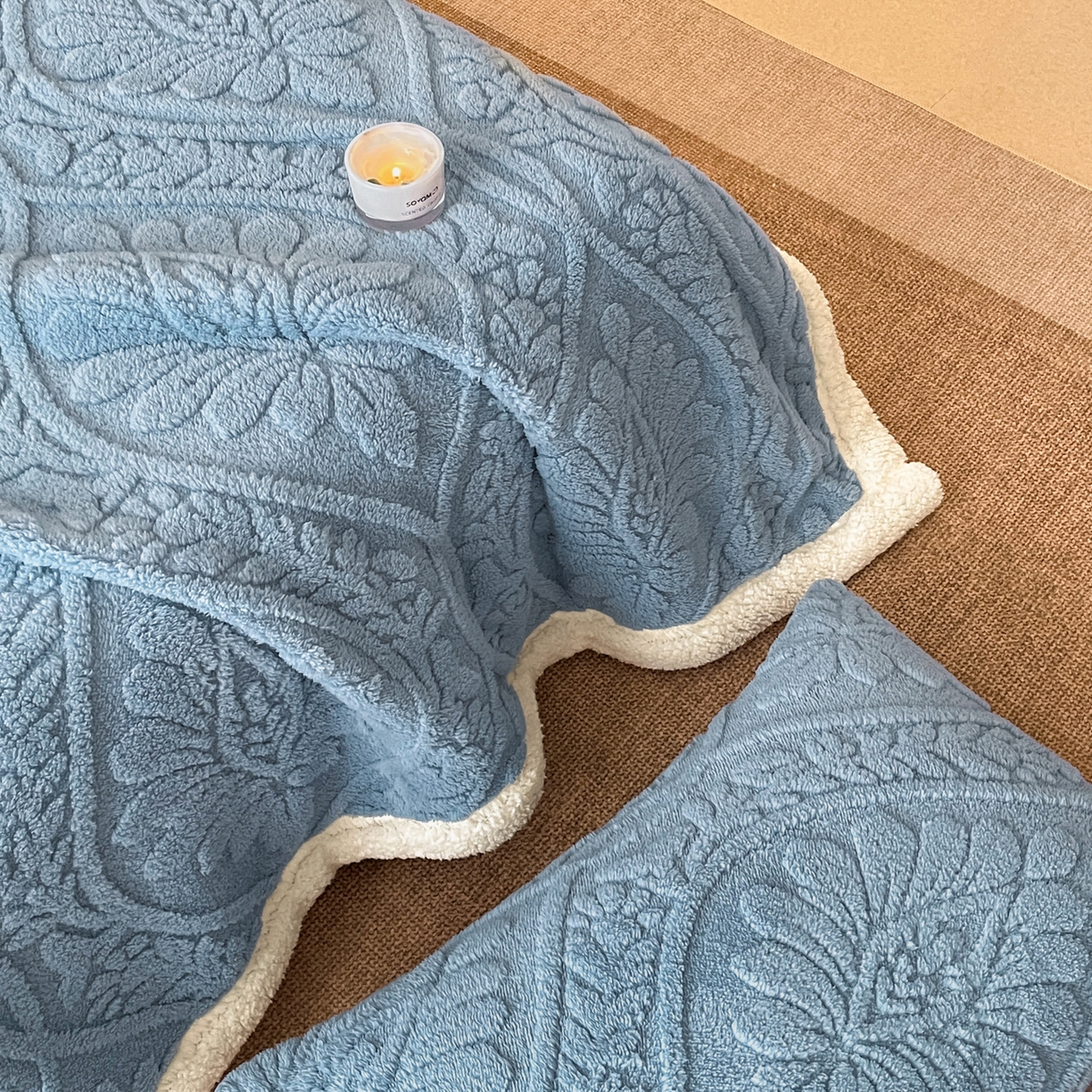 91家纺网 家纺一手货源 找家纺 乐家欣 2025新款提塔芙绒绒羊羔绒毛毯-繁花 繁花-午夜蓝