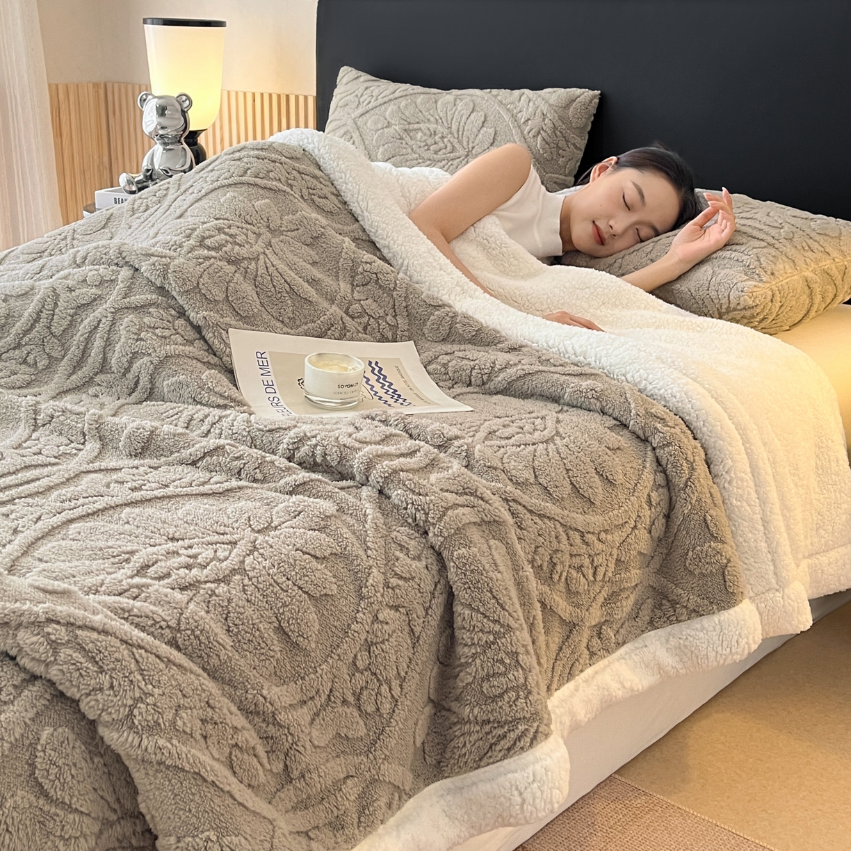 91家纺网 家纺一手货源 找家纺 乐家欣 2025新款提塔芙绒绒羊羔绒毛毯-繁花 繁花-月影灰