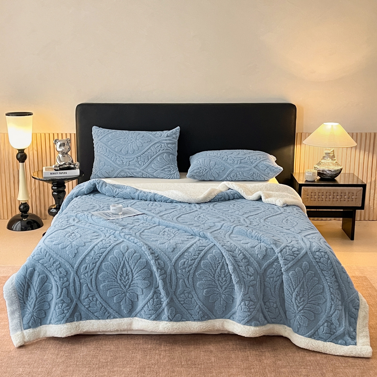 91家纺网 家纺一手货源 找家纺 乐家欣 2025新款提塔芙绒绒羊羔绒毛毯-繁花 繁花-午夜蓝