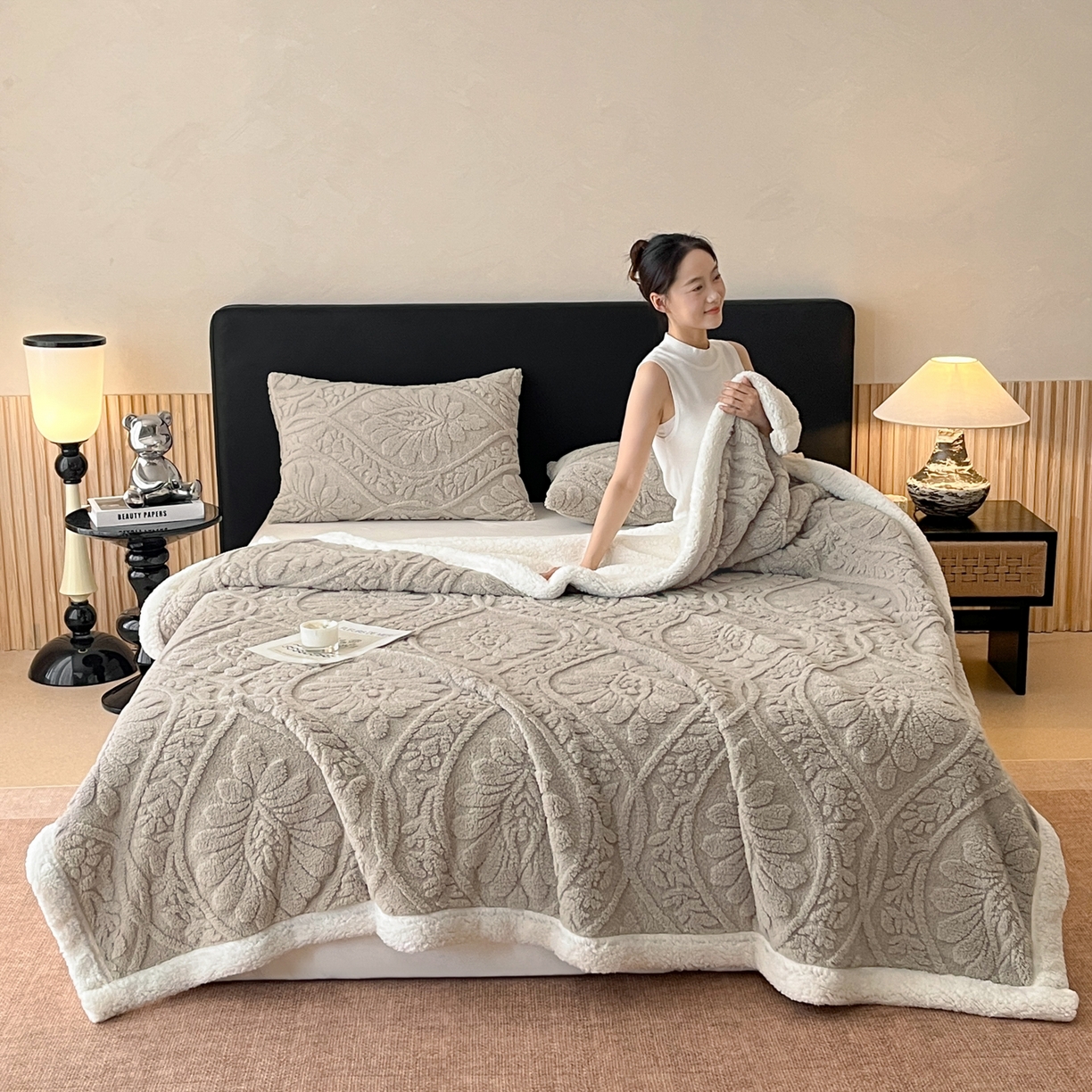 91家纺网 家纺一手货源 找家纺 乐家欣 2025新款提塔芙绒绒羊羔绒毛毯-繁花 繁花-月影灰