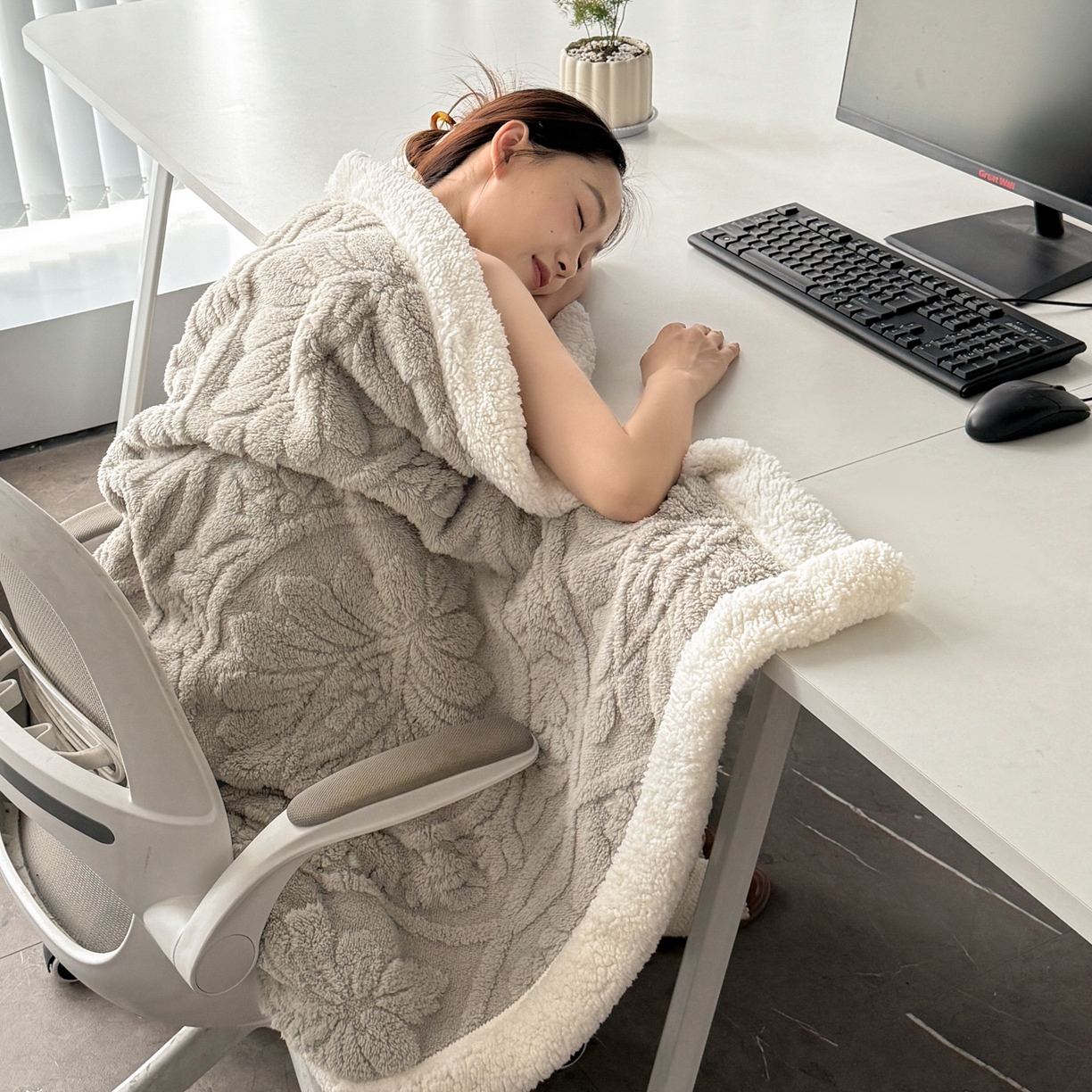 91家纺网 家纺一手货源 找家纺 乐家欣 2025新款提塔芙绒绒羊羔绒毛毯-繁花 繁花-月影灰