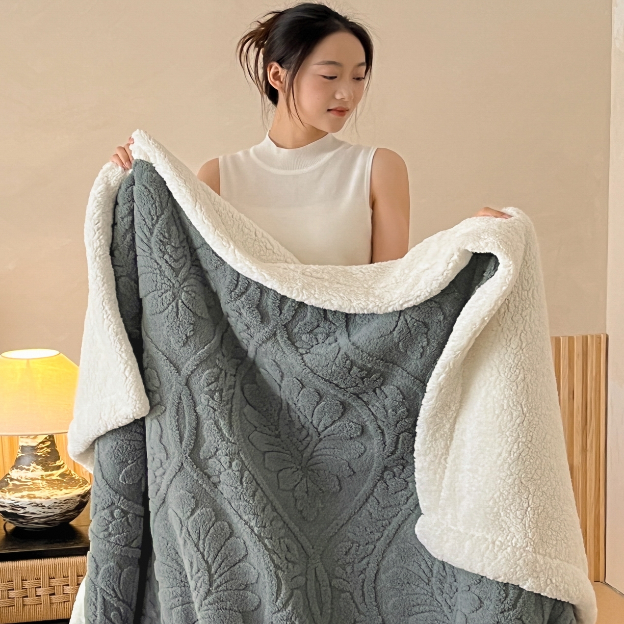 91家纺网 家纺一手货源 找家纺 乐家欣 2025新款提塔芙绒绒羊羔绒毛毯-繁花 繁花-深灰