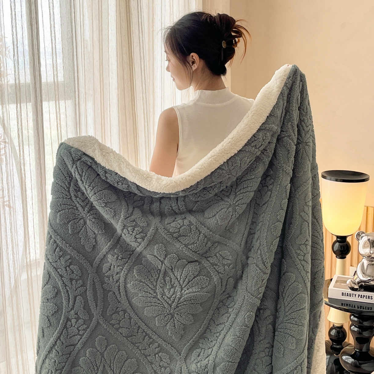 91家纺网 家纺一手货源 找家纺 乐家欣 2025新款提塔芙绒绒羊羔绒毛毯-繁花 繁花-深灰