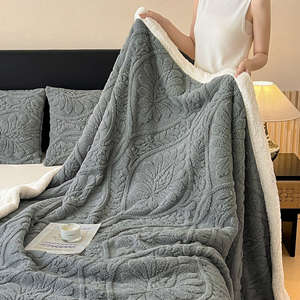 91家纺网 家纺一手货源 找家纺 乐家欣 2025新款提塔芙绒绒羊羔绒毛毯-繁花 繁花-深灰