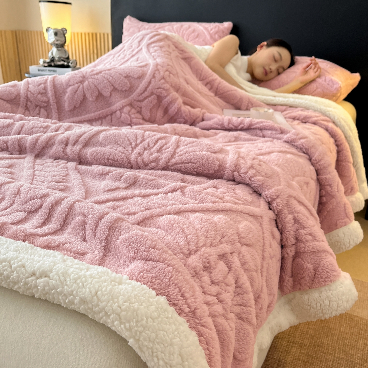 91家纺网 家纺一手货源 找家纺 乐家欣 2025新款提塔芙绒绒羊羔绒毛毯-繁花 繁花-公主粉