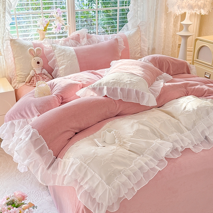 91家纺网 家纺一手货源 找家纺 艾米家居 2025秋冬新款浮雕牛奶绒花边四件套 豆沙