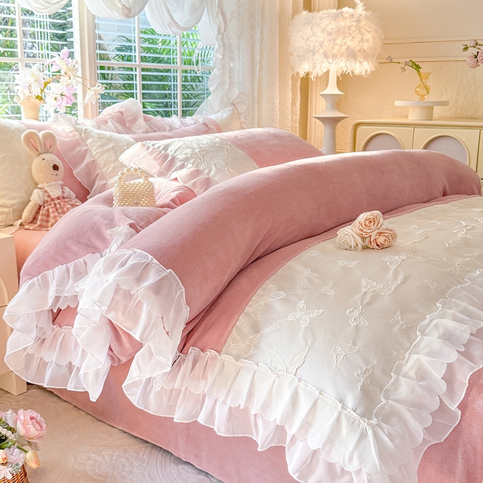 91家纺网 家纺一手货源 找家纺 艾米家居 2025秋冬新款浮雕牛奶绒花边四件套 豆沙