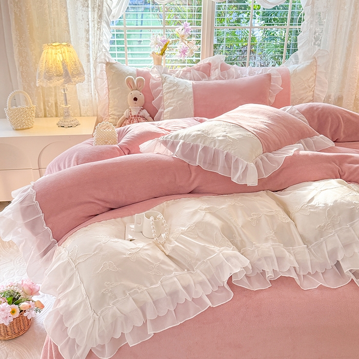 91家纺网 家纺一手货源 找家纺 艾米家居 2025秋冬新款浮雕牛奶绒花边四件套 豆沙