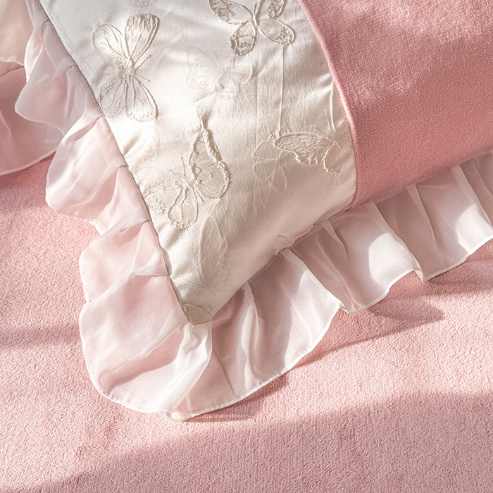 91家纺网 家纺一手货源 找家纺 艾米家居 2025秋冬新款浮雕牛奶绒花边四件套 豆沙